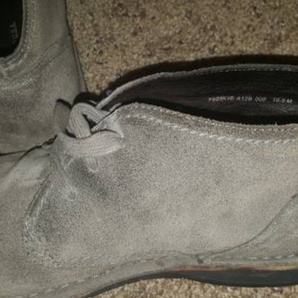 John Varvatos Men\'s Gray Chukka Boots